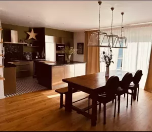 Salle à manger avec cuisine décoration et design intérieur