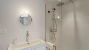 Salle de douche avec lavabo et miroir décoration et design intérieur